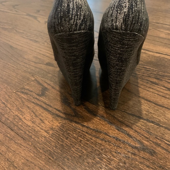 Steve Madden black and silver open toe wedges size 6 - Picture 3 of 3